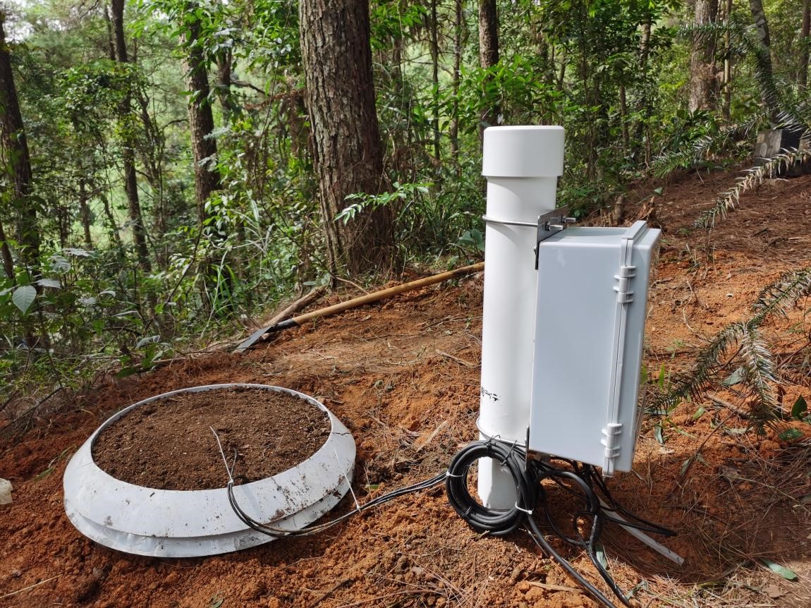 蒸滲儀在西南邊境線大山里面“站崗” 蒸滲儀在西南邊境線大山里面“站崗”