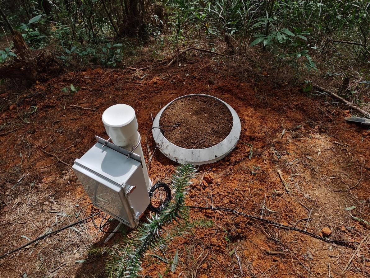 蒸滲儀在西南邊境線大山里面“站崗” 蒸滲儀在西南邊境線大山里面“站崗”